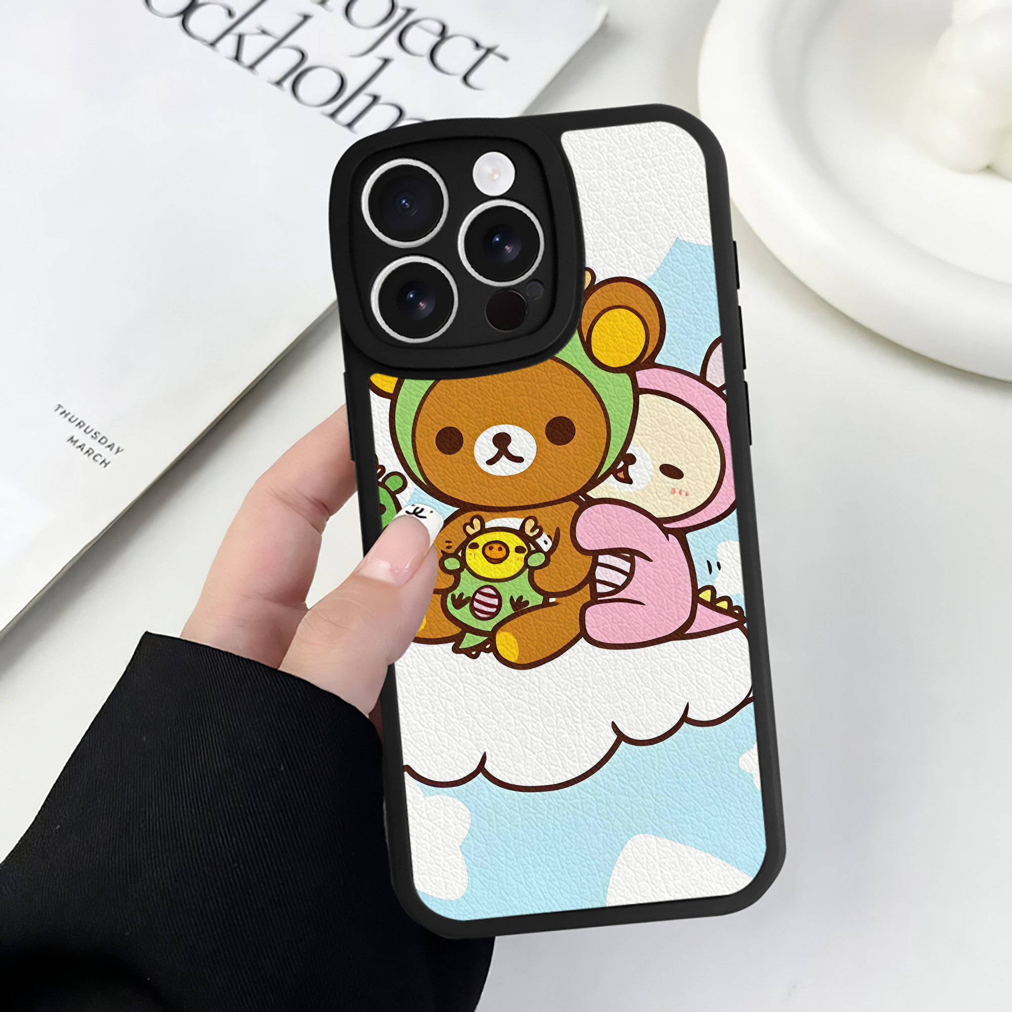 （画像用） リラックマ リラックマ キイロイトリ Rilakkuma Korilakkuma Kiiroitori 【iPhone 16シリーズ対応】シリコンスマホケース（レザー調） 材質：シリコン